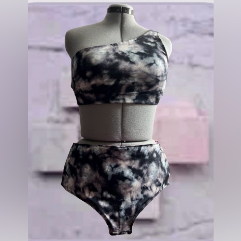 NWT( bottom), VS PINK TIE DYE ACTIVE/SWIM SET
TOP M/BOTTOM XL